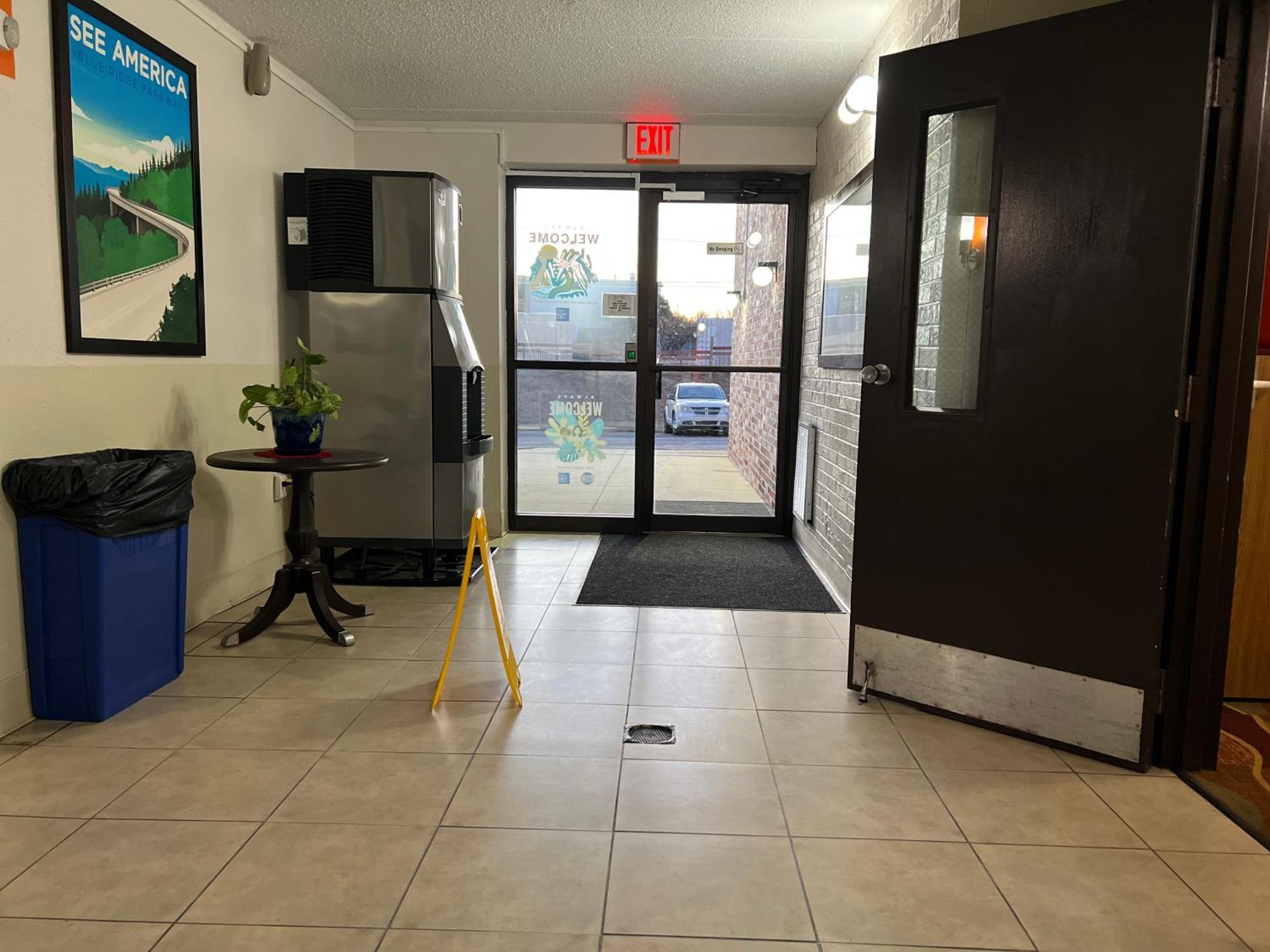 Travelodge By Wyndham Wytheville Buitenkant foto